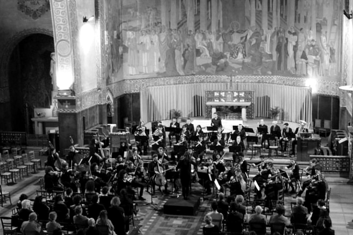 Alice Rose dirigeant l'orchestre en concert