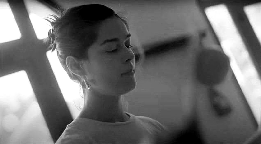 Alice Rose de profil, en répétition