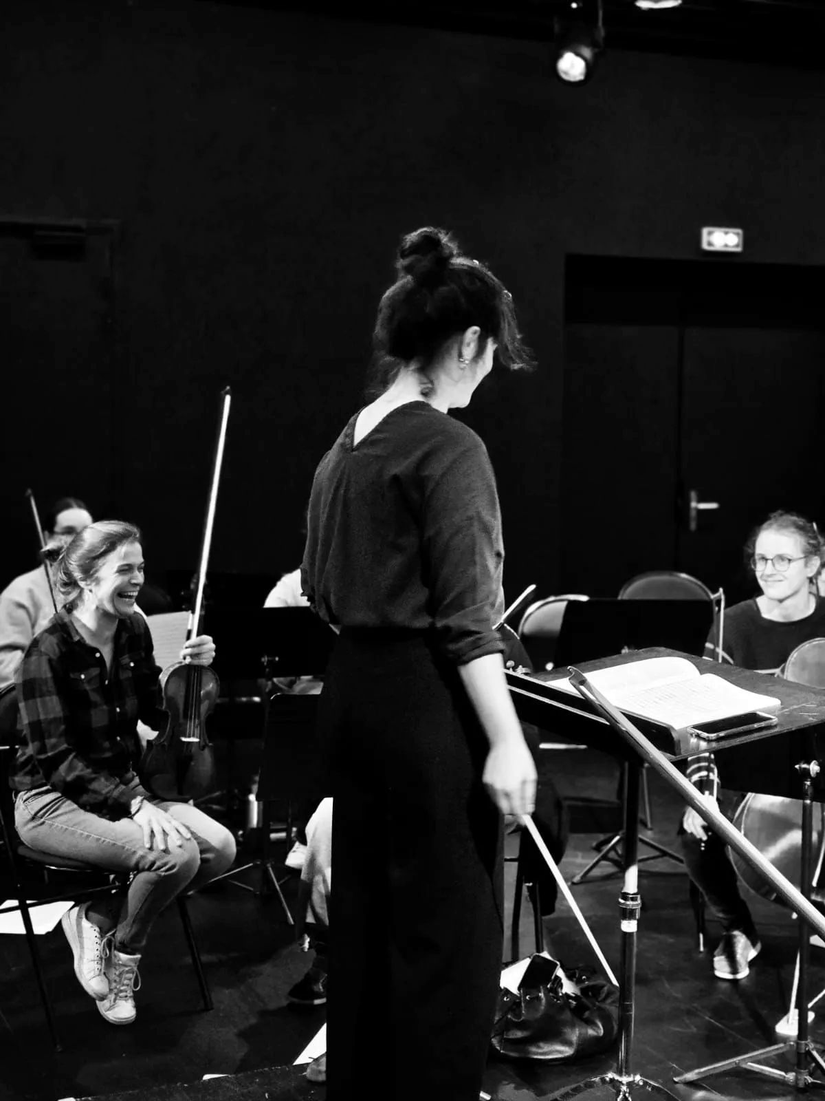 Alice Rose en répétition, face aux musiciens